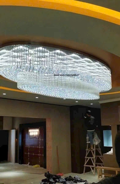 Đèn chùm pha lê thả thông minh PL024 gồm 2 tầng thanh lục giác, mâm elip inox gương trắng, KT(mm): 2000 x 1000 x 550
