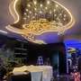 Đèn chùm pha lê thả thông minh PL025 gồm 180 lá xoài xoắn chia 3 màu, 36 mắt COB, không mâm, KT(mm): 2200x1900x1100