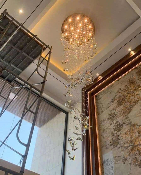 Đèn chùm pha lê thả thông minh PL064 gồm 100 con bướm pha lê dây có bấm hạt pha lê bát giác, 12 mắt COB dimmer có điều khiển xa, mâm tròn inox gương trắng, KT(mm): D800 x H5000