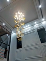 Đèn chùm pha lê thả thông minh PL045 gồm 96 lá lông vũ, 17 mắt COB dimmer có điều khiển xa, mâm tròn inox gương trắng, KT(mm): D1000 x H2500