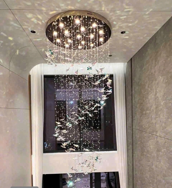 Đèn chùm pha lê thả thông minh PL064 gồm 80 con bướm pha lê dây có bấm hạt pha lê bát giác, 12 mắt COB dimmer D40 có điều khiển xa, mâm tròn inox gương trắng, KT(mm): D800 x H3000