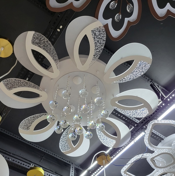 Đèn led mân DM055 8 cánh, 1 tầng có pha lê, khung trắng, KT(mm): D800*H150, led 3 màu, có Dim và điều khiển xa, đế phi 500