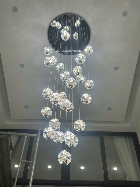 Bộ đèm chùm TH540 gồm 35 quả tích hợp led thả tự do, mâm tròn inox gương vàng, KT(mm): 800 x 2500