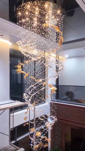 Bộ đèn thông tầng Vũ Điệu Hồ Điệp Ánh Hổ Phách 064PL1 gồm 100 bướm,25 lá phong màu hổ phách, 12 đèn dimmer 3 màu L40 có điều khiển xa, mâm tròn inox gương trắng, KT(mm): D800 x H2500