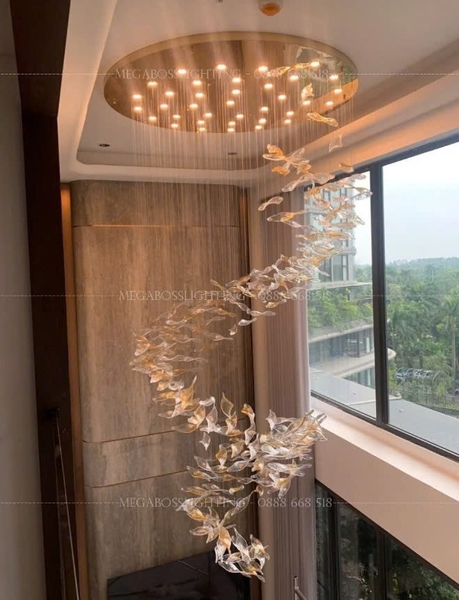 Bộ đèn chùm lá xoài xoắn PL025 gồm 100 lá xoài xoắn (80 lá lẫn, 20 lá trắng), 17 đèn dimmer 3 màu L40 có điều khiển xa, mâm tròn inox gương trắng, KT(mm): 1000 x 3000