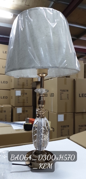 Đèn bàn BA064, thân pha lê + chao vải kem, KT(mm): D300 x H570. Mã thùng D9