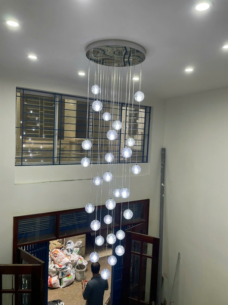 Bộ đèm chùm bocci 177TH7 gồm 28 quả trơn không có rãnh, thả tự do, mâm tròn inox gương trắng, KT(mm): D600 x H2500