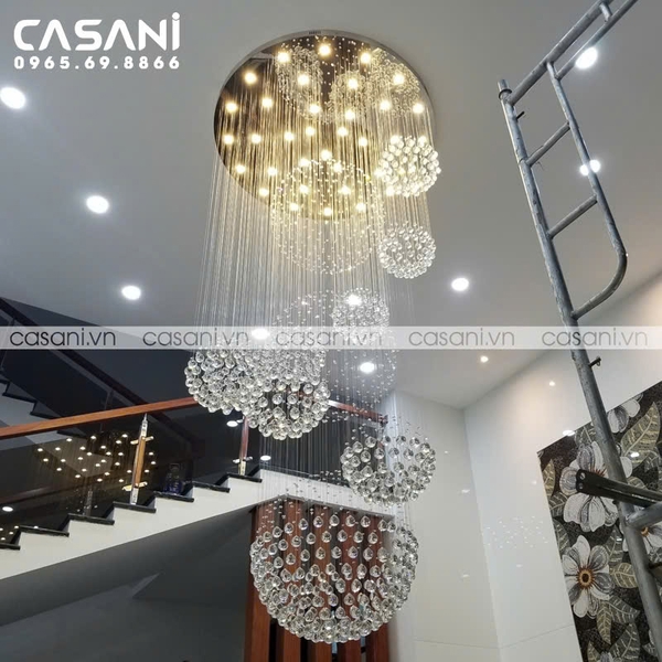 Đèn chùm pha lê thả thông minh PL008, mâm tròn inox gương trắng, pha lê cầu xoắn ốc, mắt COB dimmer có điều khiển xa, KT(mm): D1200 x H3500