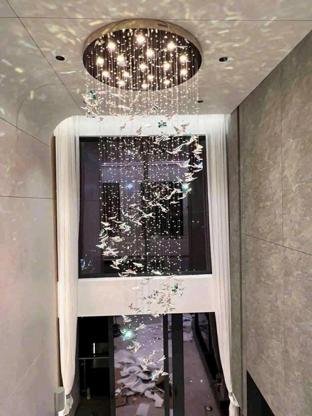 Đèn chùm pha lê thả thông minh PL064 gồm 50 con bướm pha lê dây có bấm hạt pha lê bát giác, 8 mắt COB dimmer L40 có điều khiển xa, mâm tròn inox gương trắng, KT(mm): D600 x H2000