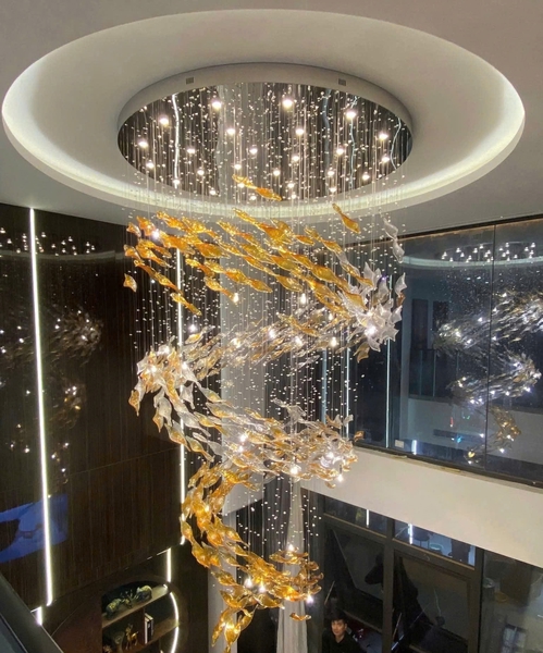 Bộ đèn chùm lá xoài xoắn PL025 gồm mâm tròn inox gương vàng hồng,  260 lá xoài xoắn chia 3 màu, dây gắn hạt pha lê, 12 bông hoa G4 , 35 đèn dimmer 3 màu COB L40 KT(mm): D1600xH4000