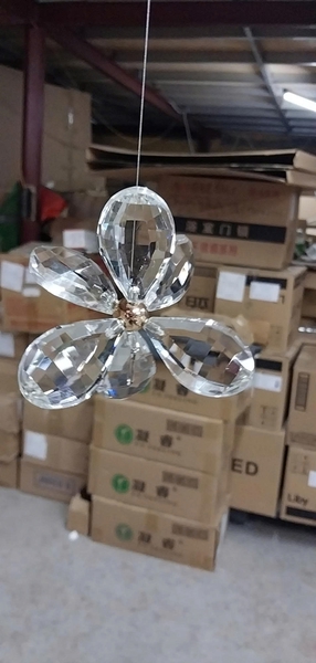 Đèn chùm pha lê thả thông minh PL068  gồm 80 bông hoa trắng , 10 đèn dimmer 3 màu L40 có dk xa, mâm tròn inox gương trắng, KT(mm): 600 x 2500