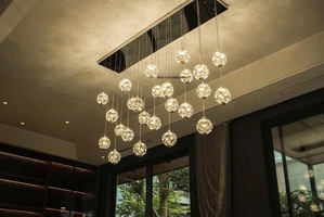 Bộ đèm chùm TH540 gồm 15 trái tích hợp led, thả tự do, mâm inox gương trắng hình chữ nhật, KT(mm): 1600*300*1500