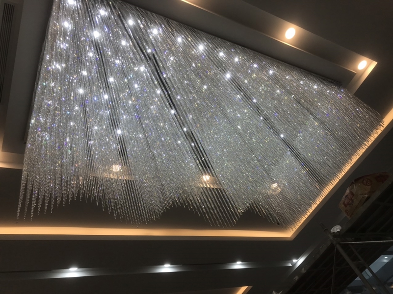 Đèn chùm pha lê thả thông minh PL007 lượn sóng, mâm inox gương trắng hình chữ nhật, 2380 dây móc vòng, 112 mắt COB, KT(mm): L4200 x W2000 x H1300