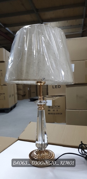 Đèn bàn BA063, thân pha lê + chao vải kem, KT(mm): D300 x H570. Mã thùng E12