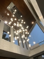 Bộ đèn chùm chao 3D TH510 gồm 60 quả tích hợp led 3 màu, thả tự do, mâm inox gương trắng, KT(mm): L2000 x W800 x H4000