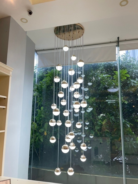 Bộ đèn chùm thông tầng TH538, mâm tròn inox gương vàng, gồm 50 quả led tích hợp 3 màu, chia đều 3 size D100/D120/D150, 10 mắt COB dimmer có điều khiển xa, KT(mm): D800 x H4000