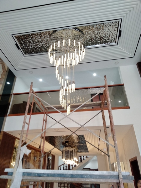 Bộ đèn chùm TH529, 80 ống chạy xoắn ốc elip, mâm inox gương trắng nổi sần hình chữ nhật, KT (mm): 1100x800x3000