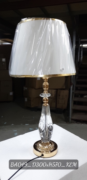 Đèn bàn BA049 dáng C, chao trắng viền vàng, chao D300, KT(mm): D300 x H570. Mã thùng F11