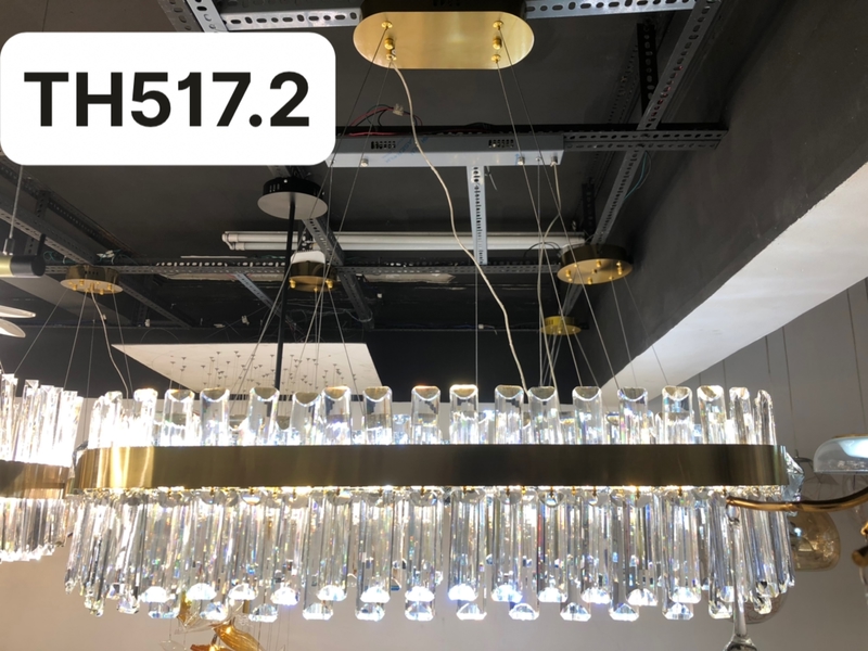 Đèn thả hình chữ nhật inox mạ đồng + pha lê TH517, có 78 thanh pha lê ( 39 thanh L100mm + 39 thanh L120mm), 3 chế độ sáng dimmer, có ĐKTX, nguồn (40-60)*2, KT(mm): L800