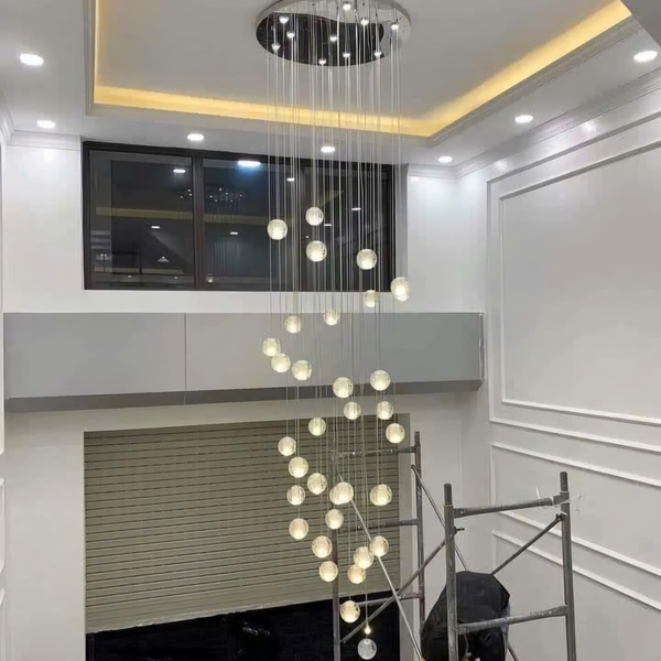 Bộ đèn thông tầng Bocci gồm mâm inox gương trắng, 33 đèn thả bóng 1 màu ánh sáng vàng 3000K, KT(mm): D800 x H4500mm