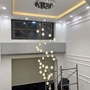 Bộ đèn thông tầng Bocci gồm mâm inox gương trắng, 33 đèn thả bóng 1 màu ánh sáng vàng 3000K, KT(mm): D800 x H4500mm