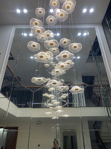 Bộ đèn chùm TH535.2, mâm tròn inox gương trắng, 32 đèn thả tự do led tích hợp 3 màu có ĐKTX, dây dài nhất 5m, KT(mm): D1000 x H5000