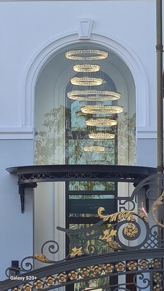 Bộ đèn chùm vòng tròn ring, mâm inox gương vàng D1200mm, gồm 1 vòng D1000, 2 vòng D800, 2 vòng D600, 2 vòng D500, 1 vòng D400. KT(mm): D1200
