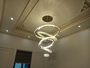 Đèn chùm Ring pha lê tam giác thân trắng, gồm 5 vòng tích hợp led dimmer 3 màu,  mã TH390, có ĐKTX, KT (mm): D200.400.600.800.1000 bản 25x80