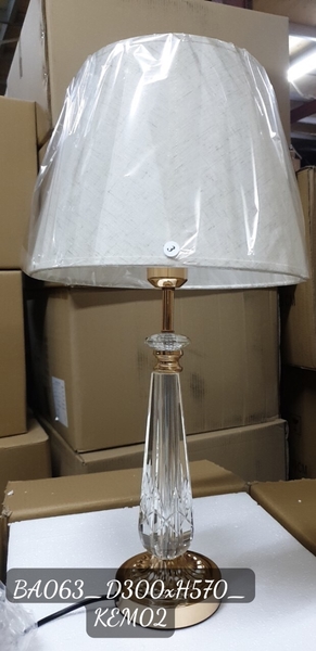 Đèn bàn BA063, thân pha lê + chao vải kem, KT(mm): D300 x H570. Mã thùng E12.1