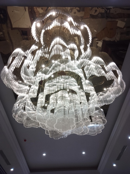 Đèn chùm pha lê PL075, mâm inox gương vàng, 1324 thanh pha lê lục giác D25xH50, có điều khiển xa, 77 mắt COB, KT(mm): 4000x3000x1300