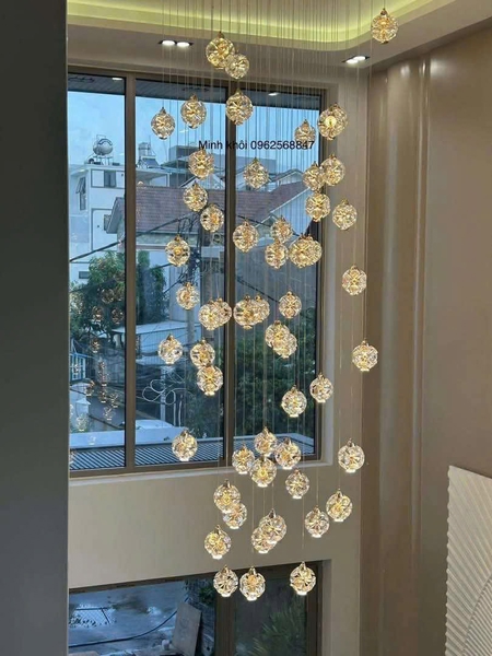 Bộ đèn chùm thông tầng TH540, mâm  tròn inox gương vàng, gồm 50 quả thả tự do tích hợp led.KT(mm): D1200xH4000