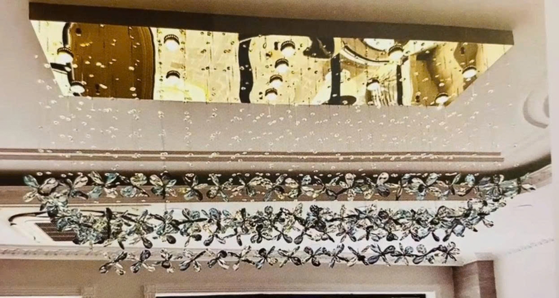 Đèn chùm pha lê thả thông minh PL068 gồm 200 dây có đính hạt pha lê không có hoa, 28 đèn dimmer 3 màu L40 có điều khiển xa, mâm chữ nhật inox gương vàng, KT(mm): 2000 x 1000 x 500