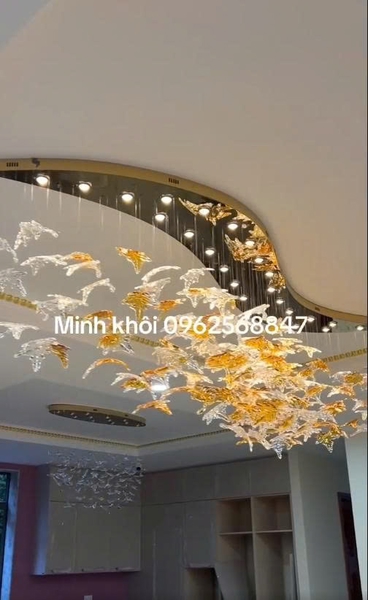 Bộ đèn chùm nghệ thuật PL030, gồm 120 lá phong , 18 đèn led COB 3 màu dimmer, điều khiển xa,  mâm inox gương vàng 8K chữ S nằm trong ô chữ nhật , KT(mm): 1600 x 600 x 1000