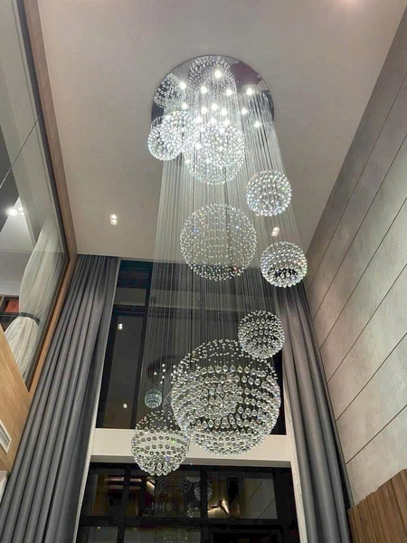 Đèn chùm pha lê thả thông minh PL008 gồm mâm tròn inox gương trắng, pha lê cầu xoắn ốc, đèn dimmer 3 màu điều khiển xa, KT(mm): 1000 x 3500