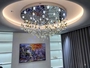 Đèn chùm pha lê thả thông minh PL064 gồm mâm tròn inox gương trắng 8K, 35 bướm pha lê chia 2 cỡ trung và to, dây gắn hạt pha lê, 12 đèn COB dimmer D40, KT(mm): D800 x H500