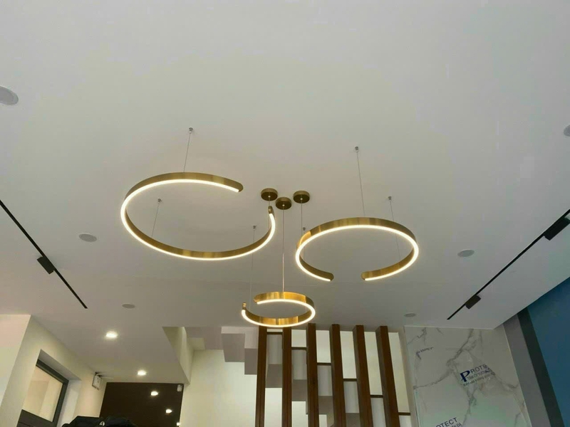 Đèn chùm 3 vòng TH469, 3 vòng tròn khuyết mạ đồng, tích hợp led dimmer 3 màu, điều khiển xa cao cấp. KT (mm): 400*600*800