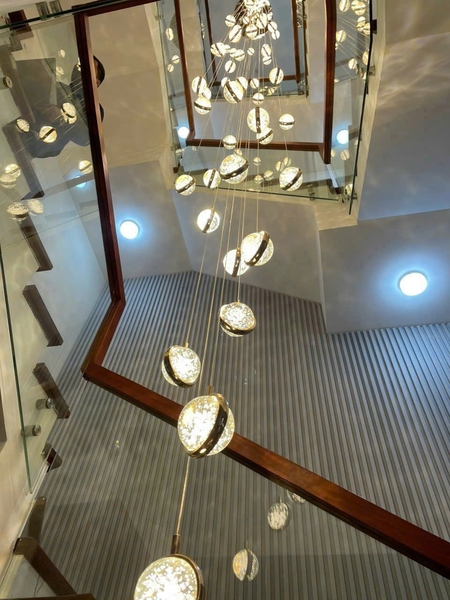 Bộ đèn chùm chao 3D TH510 gồm 55 trái pha lê tích hợp led, thả tự do, mâm inox gương vàng hình chữ nhật, KT(mm): 1100*700*13000