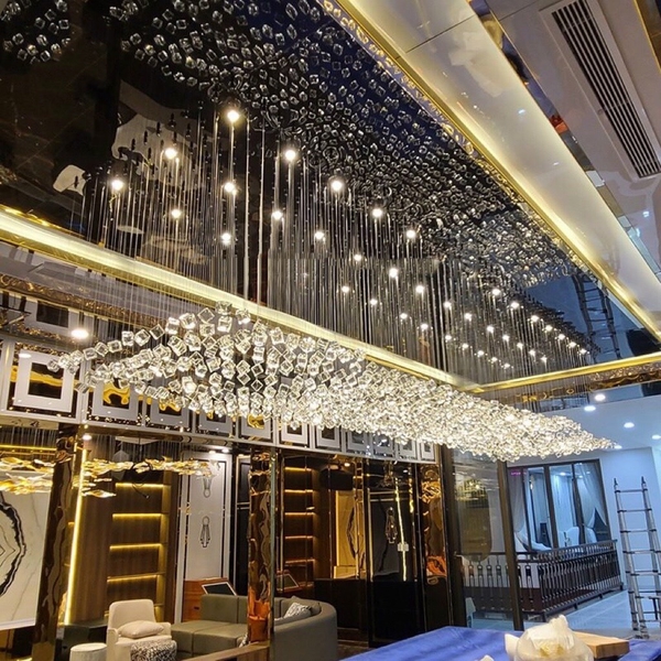 Đèn chùm pha lê thả thông minh PL082 gồm 775 viên rubic 35*35mm, 42 mắt COB dimmer có điều khiển xa, không mâm, KT(mm): 4500x1000x1200